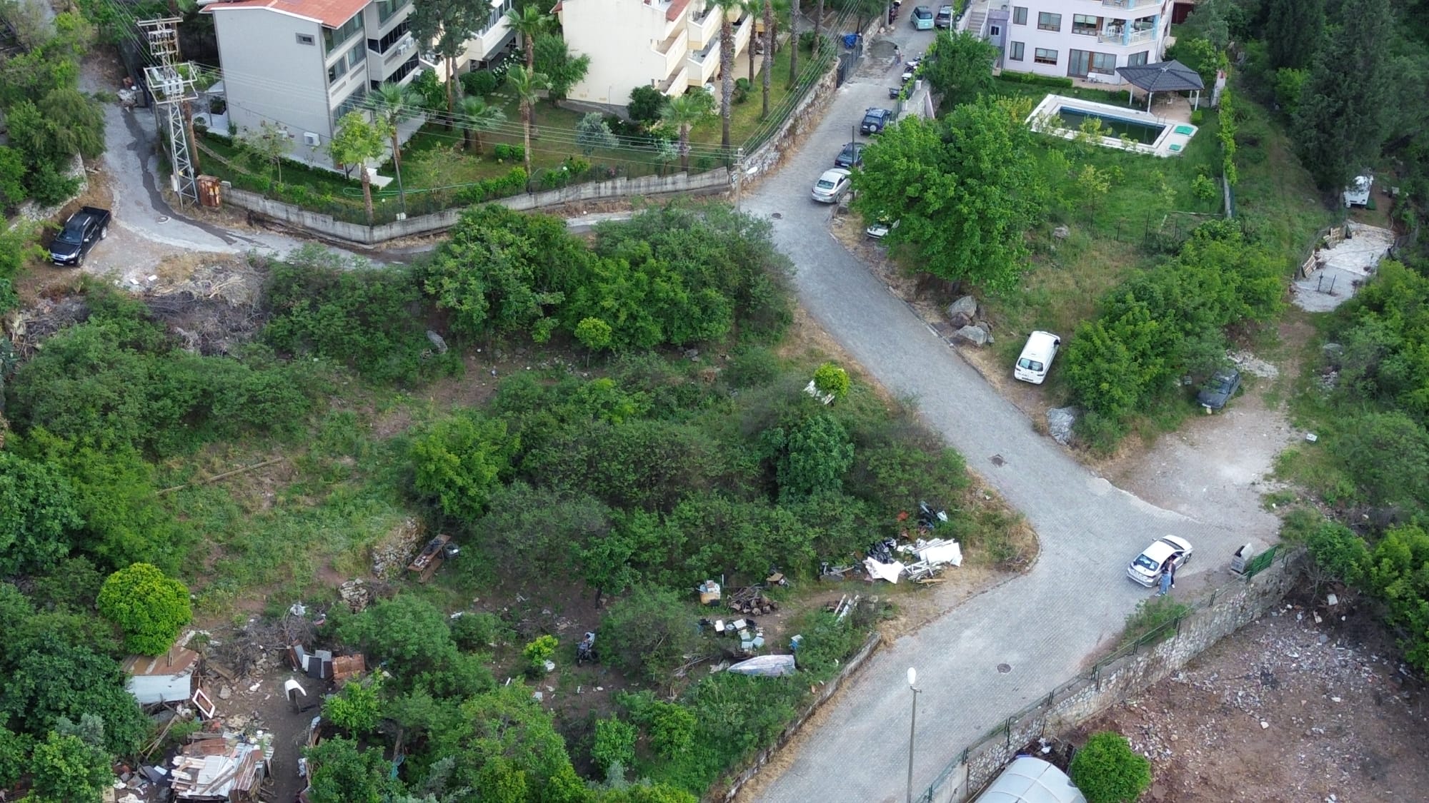 MABELDEN MARMARİSİN ENDEĞERLİ BÖLGELERİNDEN VİLLA BÖLGESİ ARMUTALANDA SATILIK  750M2 İMARLI ARSA